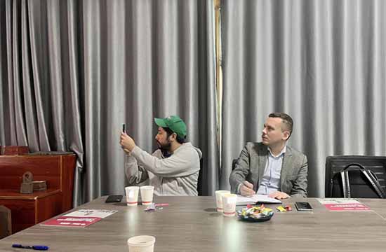 Khách hàng Châu Á đã đến thăm và kiểm tra quy trình sản xuất thanh thổi