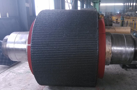 Những điểm chính trong quá trình thi công con lăn chống mài mòn lớp bọc dây thuốc là gì?